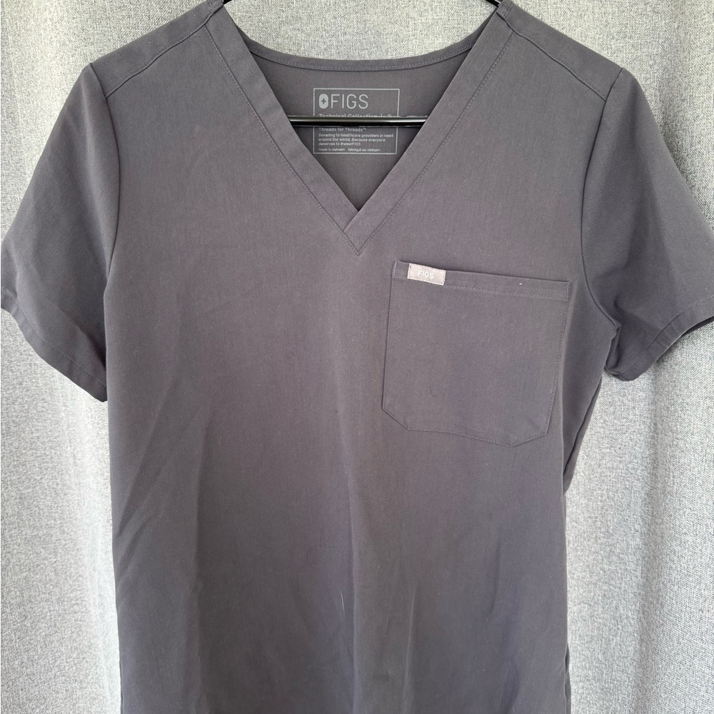 Figs Women’s Charcoal scrub top and pant